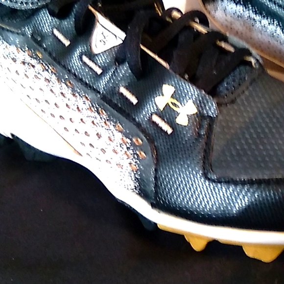 Boy's size 3 leather Under Armour cleats in black and white with gold symbols - Picture 2 of 2